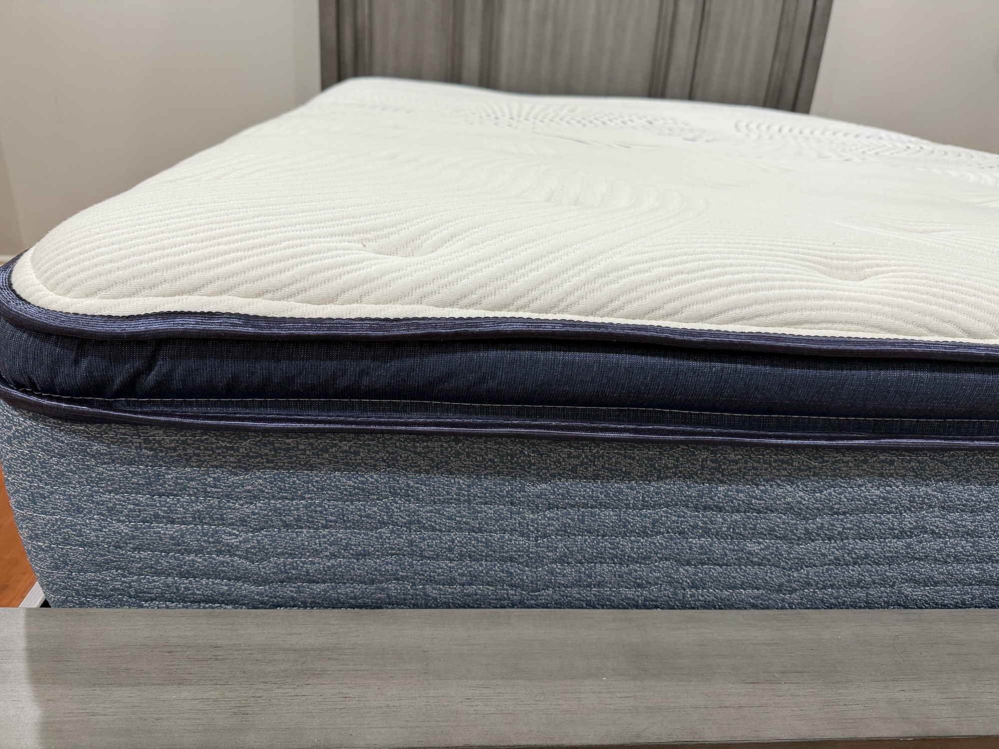 퀸 사이즈 침대와 매트리스 - 1