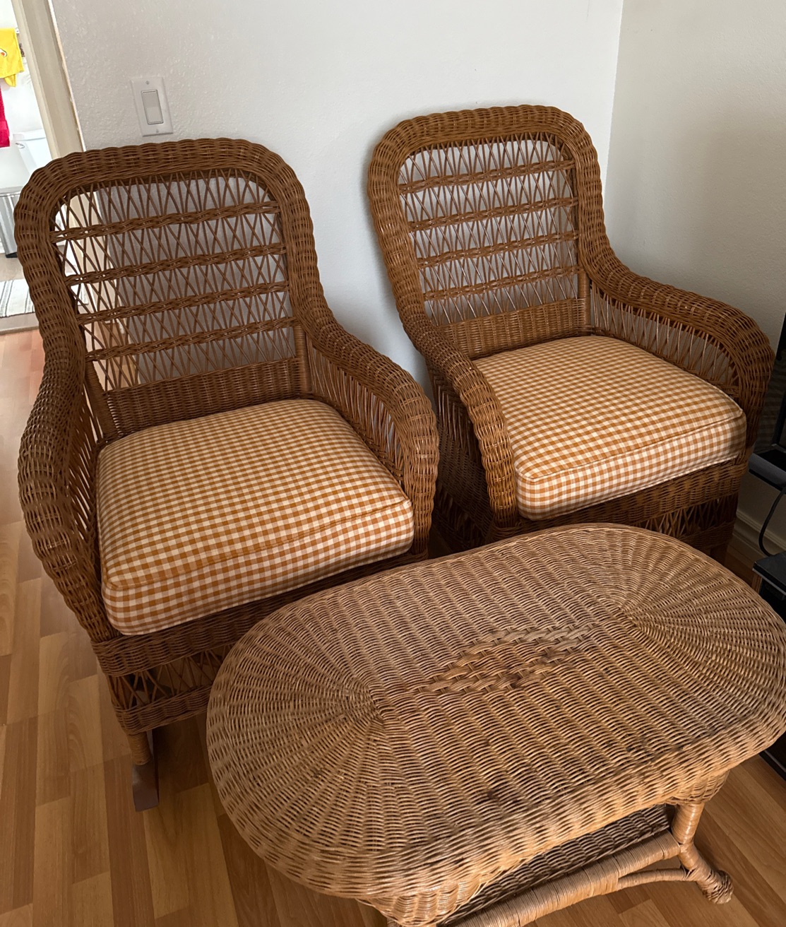 등나무 흔들의자 2개 셋트+ 탁자( free) - 1