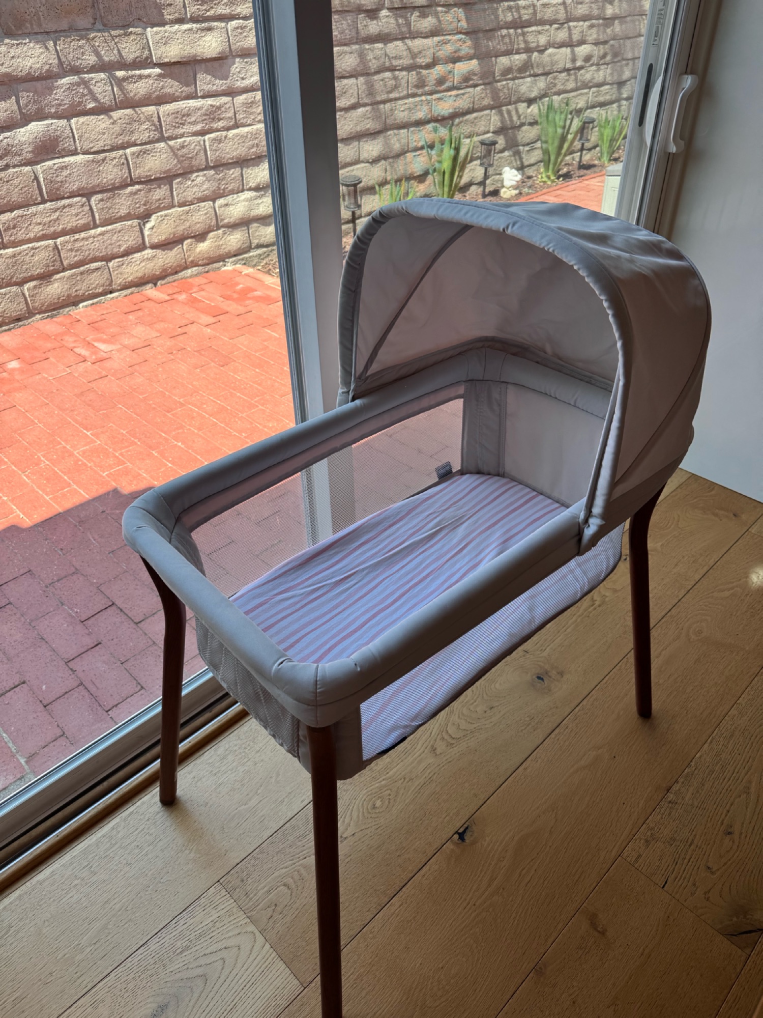 Chicco LullaGo® Anywhere LE Portable Bassinet 아기 침대 - 1