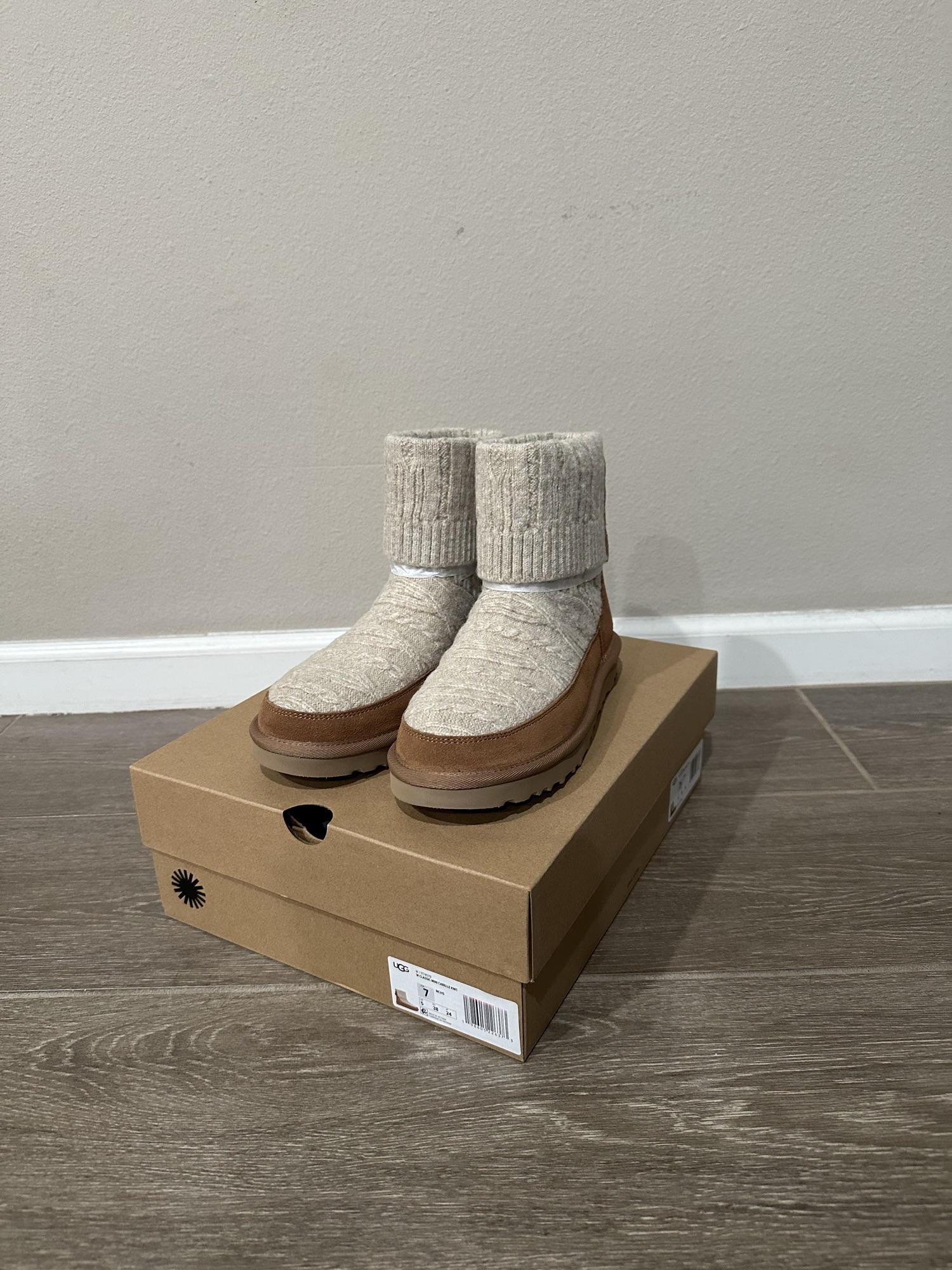 UGG 클래식 미니 카벨 니트 부츠 (여성 사이즈 7) - 1
