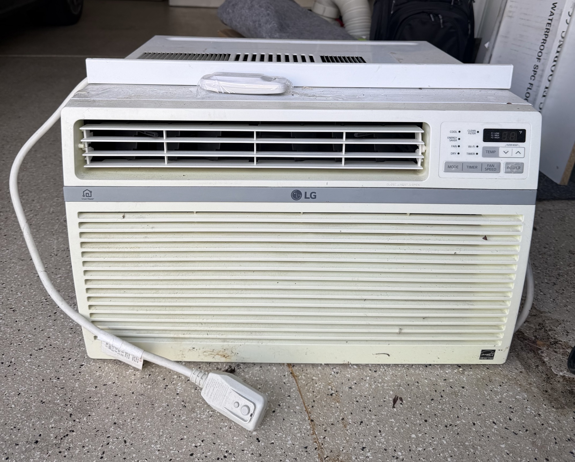엘지 창문형 에어컨 12000 BTU - 1