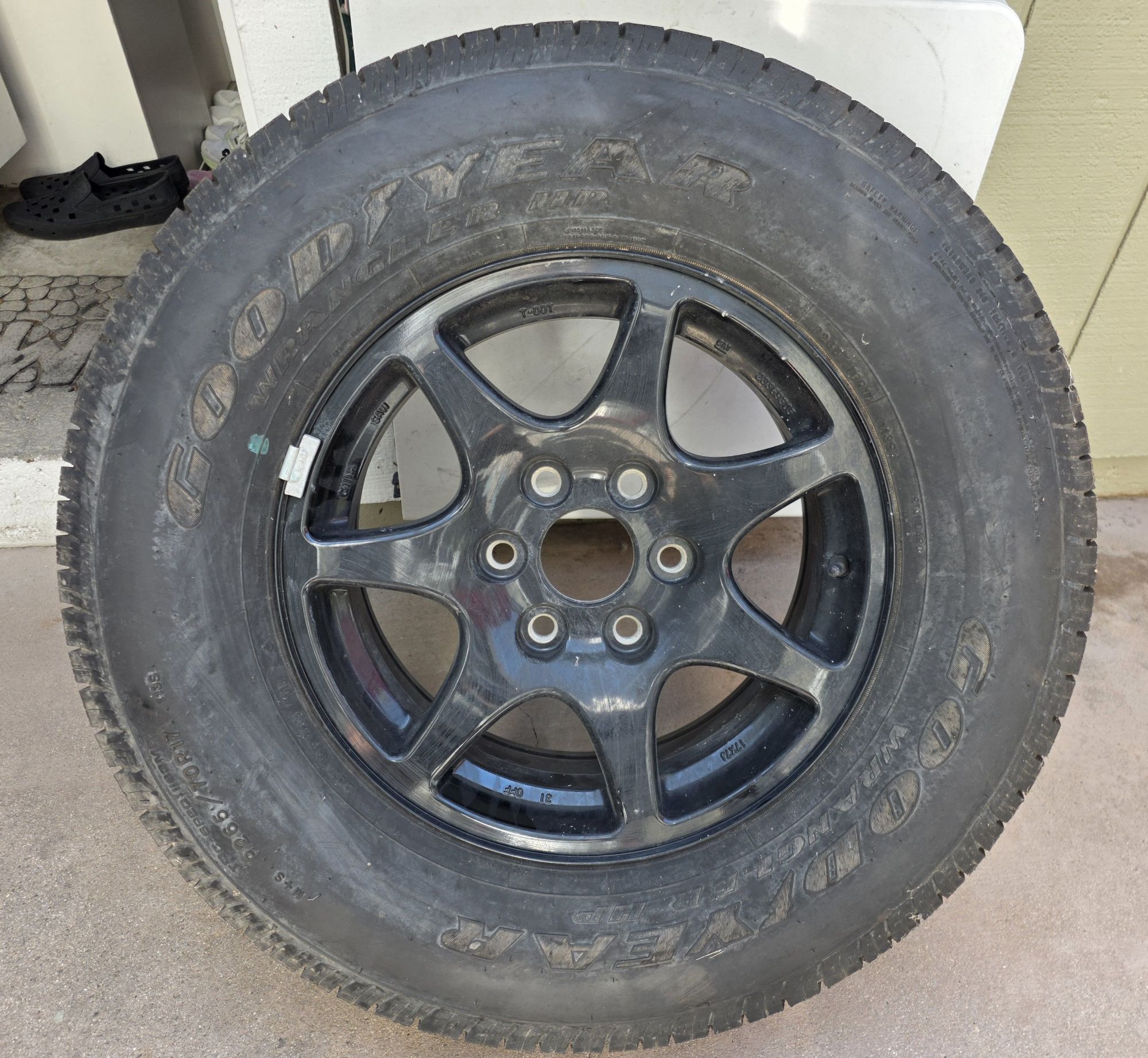 goodyear wrangler 275 70 r17 - 1