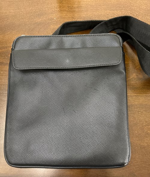 Zara 남성 여성 겸용 블랙 인조가죽 크로스백 23 cm x 26 cm(가격인하)