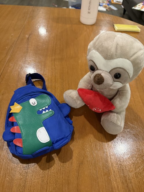 아이 옆가방과 인형