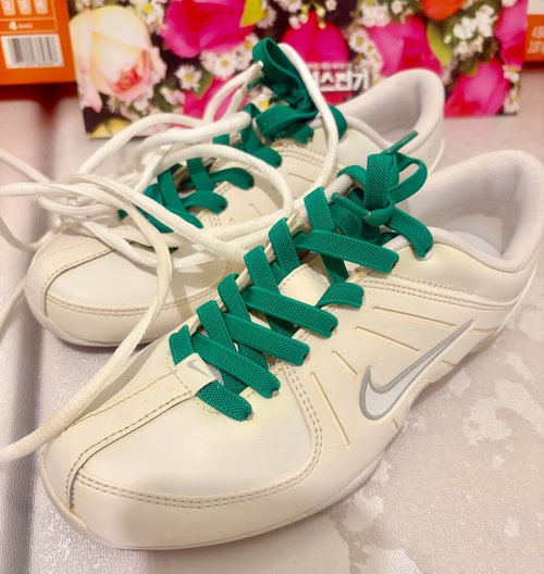 Nike 흰색 스니커즈 초록 끈