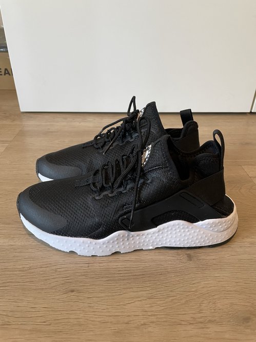 Nike Air Hurache Run Ultra / Mens 7.5 / Womens 8.5