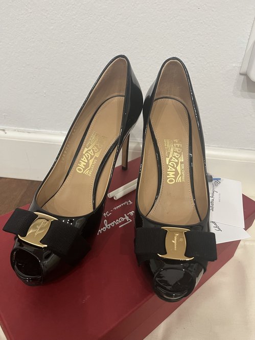 Salvatore Ferragamo 검정 오픈토 힐 펌프스
