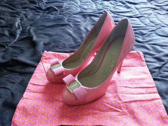 Ferragamo 여성용 구두. 두켤레 150불