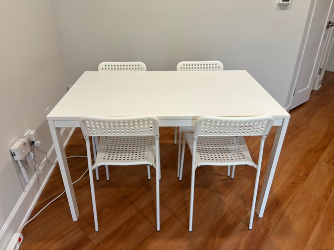 IKEA 식탁(확장 가능) 및 의자 4개