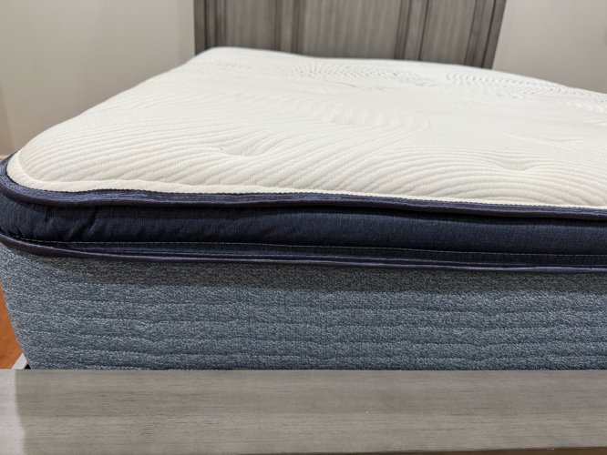 퀸 사이즈 침대와 매트리스