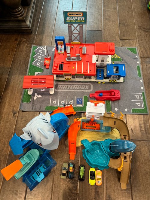 핫윌, 샤크 트랙 토이 포함 3종