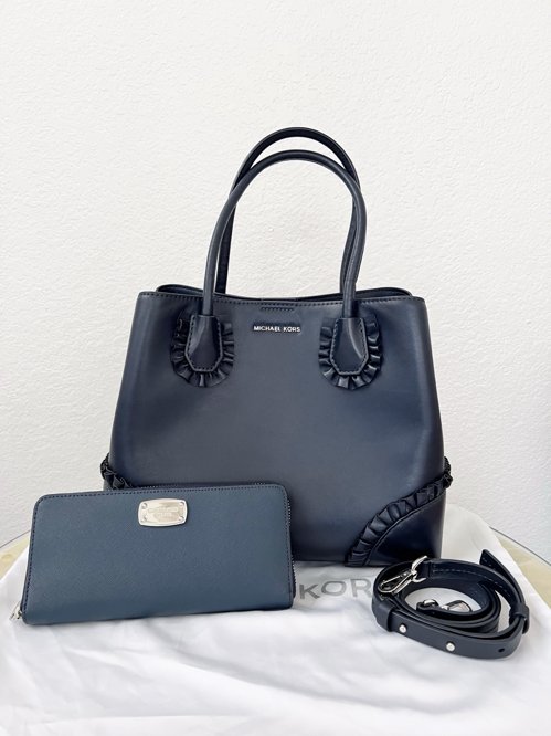 마이클코어스 가방과 장지갑