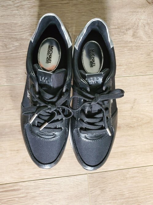 new! women size 7, Michael Kore sneaker