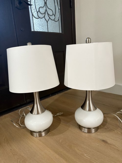 하얀색 나이트스탠드 조명 Table lamp