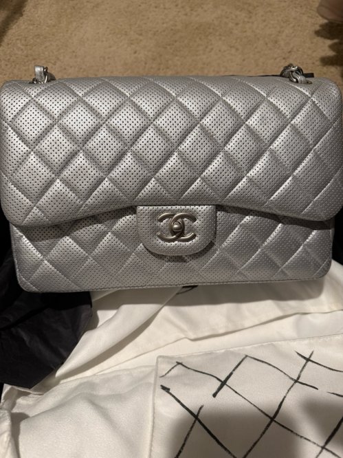 정품-CHANEL JUMBO DOUBLE FLAP QUILTED PERFORATED LAMBSKIN