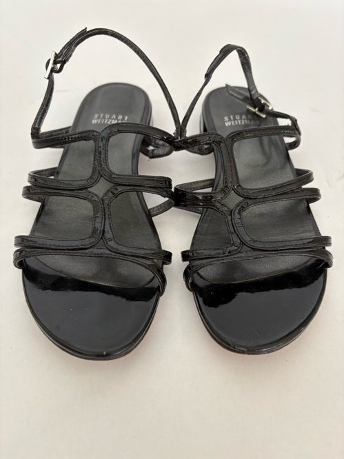 스튜어트 와이츠먼 페이턴트 레더 스트랩 샌들