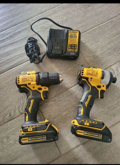 디월트 무선전동공구 2종.배터리2개 충전기1개