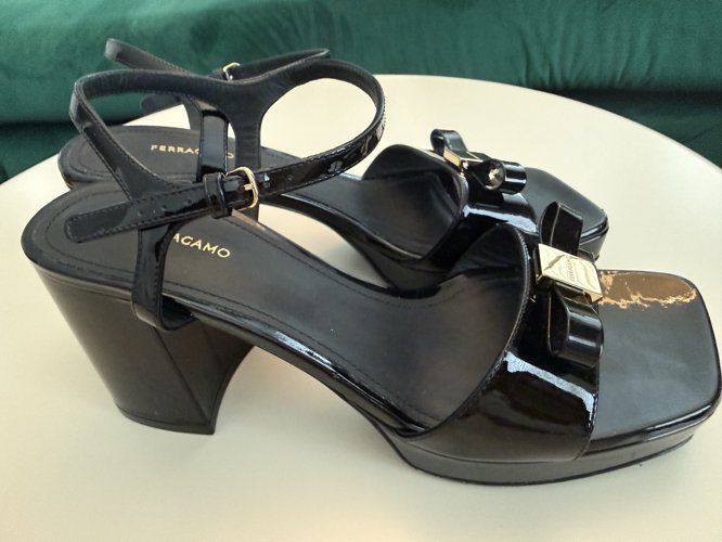 페라가모 여성 통굽 샌들