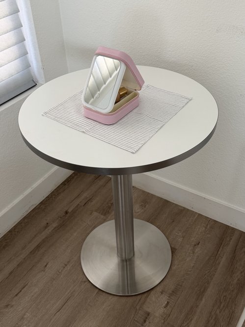 모던 원형 테이블(Irvine 지역)