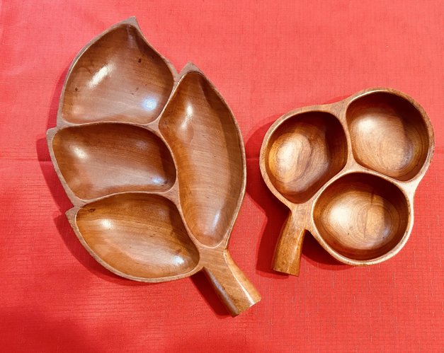 미드센추리 모던 스타일의 몽키포드(Monkey Pod) 또는 아카시아 나무 트레이