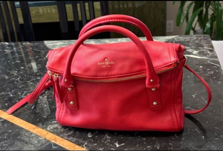 케이트 스페이드 뉴욕(Kate Spade New York)의 코블 힐 스몰 레슬리(Cobble Hill Small Leslie) 가죽 사첼백 
1
