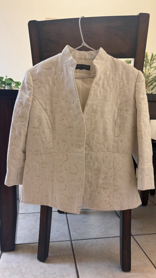 실버 자수가 있는 하얀 자켓