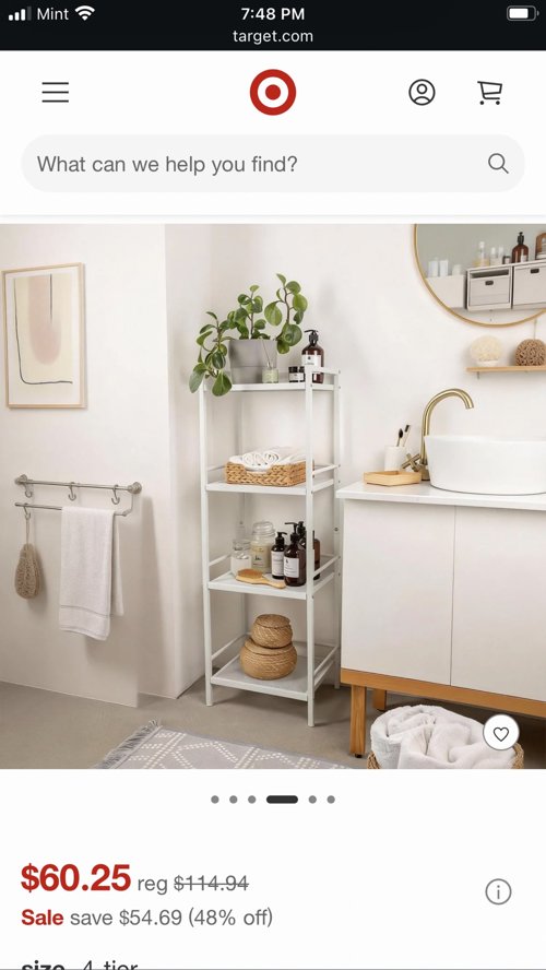 견고한 4단 철재 선반과 여러 소품들