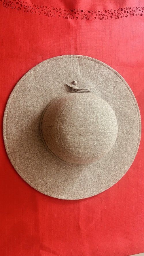 그레이 색깔 넓은 챙 모자