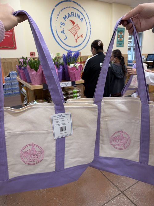 한정판 트레이더 조 라벤더 빅 토트백 방금 픽업해 왔어요!