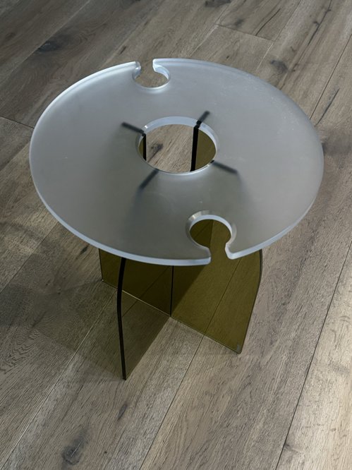 유니크한 반투명 아크릴 와인 테이블