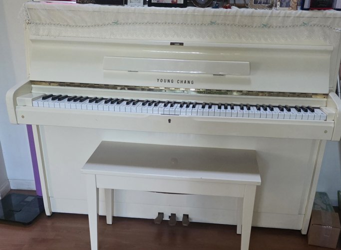 아이보리색 영창 피아노