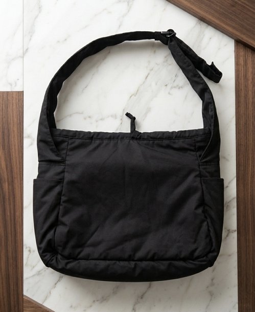 유니클로 C 패디드 숄더백 (블랙)