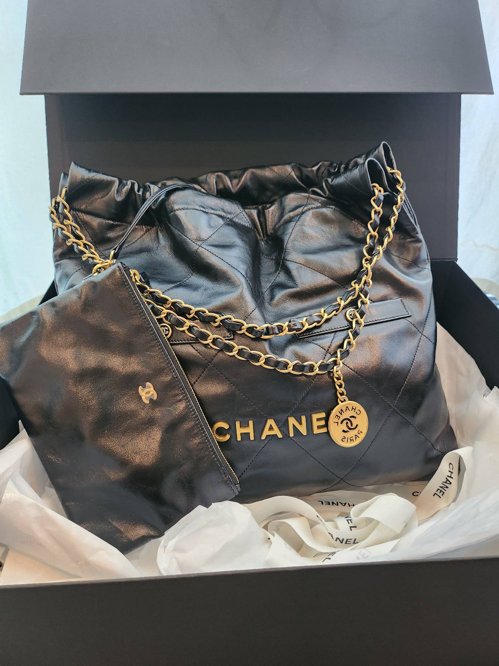 Chanel 22 medium handbag Shiny calfskin gold metal black