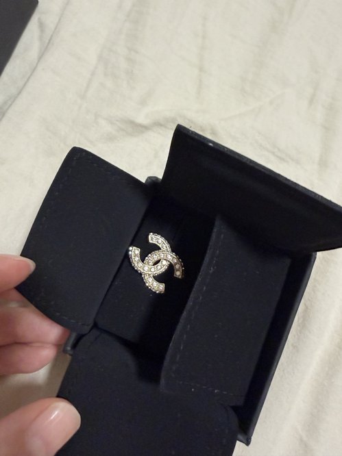 Authentic Chanel CC stud earrings 샤넬 귀걸이