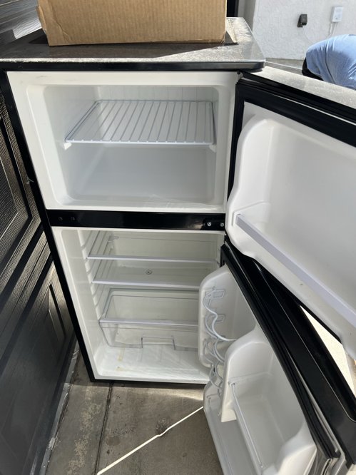 small fridge (소형 냉장고)