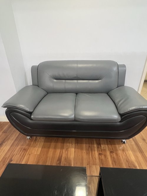 61” Faux Leather 소파 (4/27 까지만)