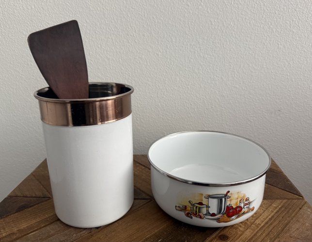 스테인레스 키친 홀더와 이쁜 법랑 그릇